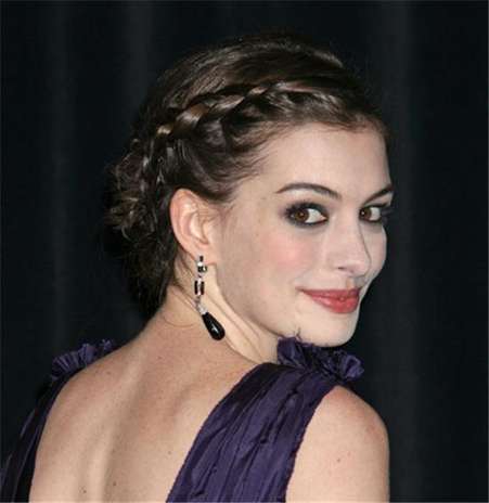 Anne Hathaway. Lo más chic en peinados, es la trenza estilo diadema que se impone entre las famosas para lucir hermosas en la alfombra roja. Existen diferentes maneras de llevarla, la más elegante y usada es la que se lleva con todo el pelo recogido. Aunque Paris Hilton y Jennifer Aniston prefieren dejar su cabello suelto y hacer una trenza fina sobre su cabeza. Foto: Getty Images