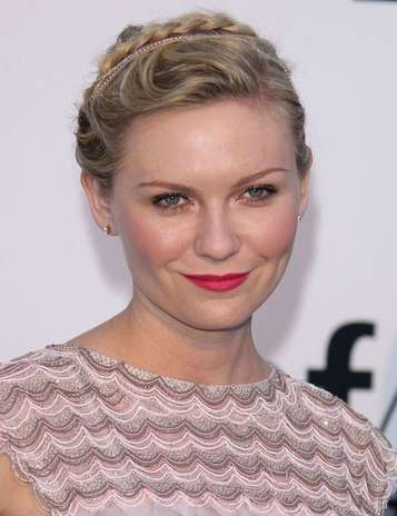 Kristen Dust. Lo más chic en peinados, es la trenza estilo diadema que se impone entre las famosas para lucir hermosas en la alfombra roja. Existen diferentes maneras de llevarla, la más elegante y usada es la que se lleva con todo el pelo recogido. Aunque Paris Hilton y Jennifer Aniston prefieren dejar su cabello suelto y hacer una trenza fina sobre su cabeza. Foto: Getty Images.