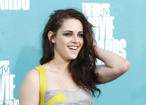 La actriz Kristen Stewart, recién se corona como la actriz mejor pagada de Hollywood. Aunque internacionalmente su mayor éxito ha sido la saga de Crepúsculo, la actriz tiene en su trayectoria numerosos títulos en cine, este es un repaso por los mejores de ellos. En esta imagen, la actriz asiste a los premios MTV Movie Awards 2012. Foto: Reuters