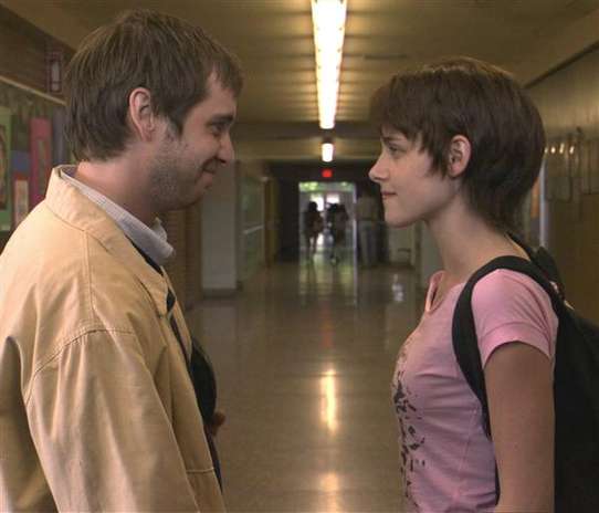 10. The Cake Eaters (2007). Es una cinta americana que cuenta el drama de dos familias que se confrontan debido al regreso de uno de sus hijos al hogar. Stewart interpreta a Georgia Kaminski, que sufre una enfermedad terminal en su adolescencia y desea experimentar la vida antes que sea demasiado tarde. Foto: Divulgación