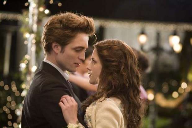 1. Crepúsculo. (2008). En la adaptación cinematográfica de los libros de Stephanie Meyer, Kristen logra su mayor reconocimiento internacional, interpreta a Bella Swan, junto a Robert Pattinson que interpreta a Edward Cullen. Ellos protagonizan la saga de Crepúsculo, que se convierte en uno de los mayores éxitos de los últimos tiempos, de títulos de vampiros. Foto: Divulgación