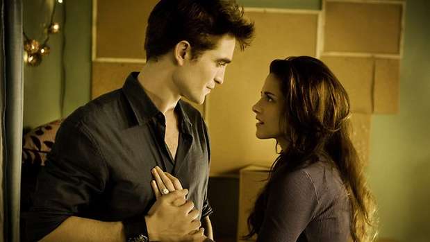 2. The Twilight. Breaking Dawn, parte 1. En la adaptación cinematográfica de los libros de Stephanie Meyer, Kristen logra su mayor reconocimiento internacional, interpreta a Bella Swan, junto a Robert Pattinson que interpreta a Edward Cullen. Ellos protagonizan la saga de Crepúsculo, que se convierte en uno de los mayores éxitos de los últimos tiempos, de títulos de vampiros. Foto: Divulgación