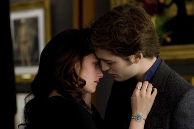 4. The Twilight. New Moon. En la adaptación cinematográfica de los libros de Stephanie Meyer, Kristen logra su mayor reconocimiento internacional, interpreta a Bella Swan, junto a Robert Pattinson que interpreta a Edward Cullen. Ellos protagonizan la saga de Crepúsculo, que se convierte en uno de los mayores éxitos de los últimos tiempos, de títulos de vampiros. Foto: Divulgación