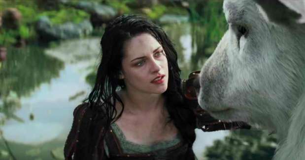 5.  Blancanieves y la leyenda del cazador (Snow White and the Huntsman). 2012. Stweart protagoniza una cinta de las más taquilleras del 2012, la adaptación cinematográfica de Blancanieves. En una cinta con un tono más gótico y oscuro, con mucha acción y junto a un elenco de lujo, como la actriz Charlize Theron, en el personaje de la villana, Stweart nuevamente logra llenar salas de cine. Foto: Divulgación