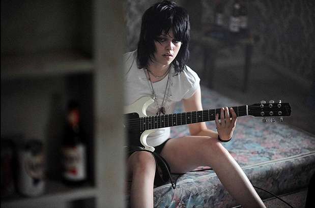 7. The Runaways. (2010). En la cinta, que narra la historia de un grupo de punk rock de los años 70, llamado The Runaways, Stweart transforma radicalmente su look para interpretar a la segunda guitarra y vocalista del grupo. Foto: Divulgación