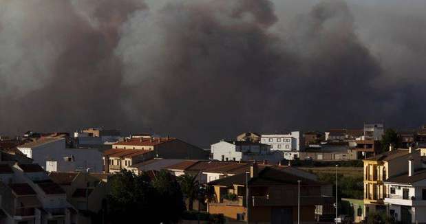 Una espesa nube de humo y cenizas cubre Valencia. Foto: AFP