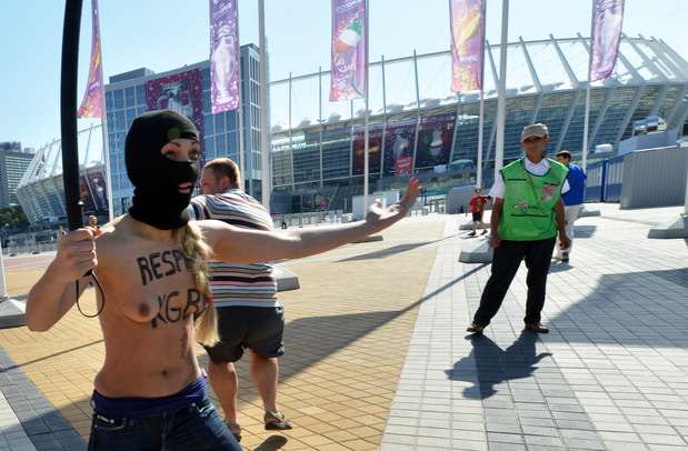 Una de ellas llevaba una peluca y un bigote falso con el objetivo de parecerse al presidente bielorruso, alejado de Europa a causa de los atentados contra la libertad en su país. Foto: AFP
