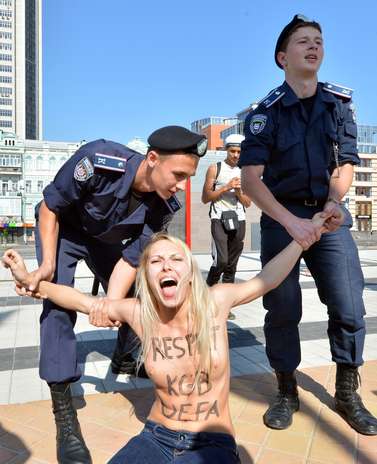 El movimiento Femen, que agrupa a 300 activistas en Kiev, es conocido por sus golpes de efecto reivindicativos en Ucrania, donde ha denunciado los ataques a la libertad, la prostitución y el turismo sexual. Foto: AFP