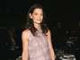 En 2005 su outfit y su actitud evidenció que había comenzado la transformación de su estilo. No volvería la chica tímida, Katie probaría todas las tendencias con mucho éxito. Foto: Getty Images En 2005 su outfit y su actitud evidenció que había comenzado la transformación de su estilo. No volvería la chica tímida, Katie probaría todas las tendencias con mucho éxito. Foto: Getty Images