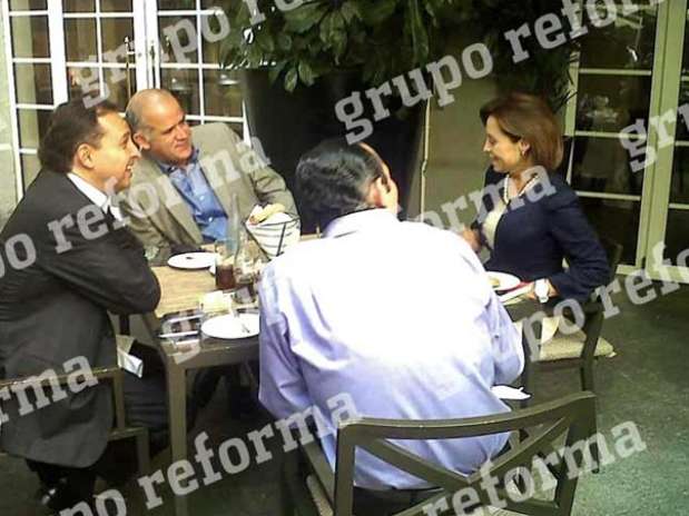 La candidata presidencial del PAN, Josefina Vázquez Mota, desayunó con Roberto Gil Zuarth, Juan Ignacio Zavala y Max Cortázar. Foto: Itxaro Arteta La candidata presidencial del PAN, Josefina Vázquez Mota, desayunó con Roberto Gil Zuarth, Juan Ignacio Zavala y Max Cortázar. Foto: Itxaro Arteta
