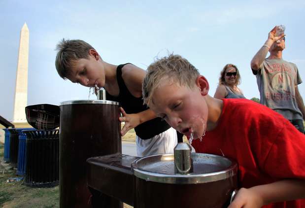 El Servicio Meteorológico Nacional informó: "La ola de calor continúa durante gran parte del centro y este de Estados Unidos, con altas temperaturas que se prevé sean de 10 a 15 grados por encima de lo normal". (Fuente Texto: EFE) Foto: Getty Images