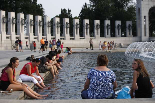 Alrededor del monumento de la Segunda Guerra Mundial la gente se congregaba para refrescarse. Foto: Getty Images