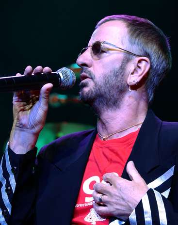 Richard Henry Parkin Starkey Jr o más conocido como Ringo Starr, el mítico baterista de los Beatles hoy cumple 72 años de edad y una nueva cifra en el mundo de la música. El famoso artista celebra su nuevo año en medio de la promoción de su último álbum, siempre centrado en su carrera como solista. Acà te dejamos algunas de las imágenes más reconocidas del que fue uno de los integrantes de la banda más influyentes en la historia de la música. Foto: getty