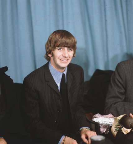 Richard Henry Parkin Starkey Jr o más conocido como Ringo Starr, el mítico baterista de los Beatles hoy cumple 72 años de edad y una nueva cifra en el mundo de la música. El famoso artista celebra su nuevo año en medio de la promoción de su último álbum, siempre centrado en su carrera como solista. Acà te dejamos algunas de las imágenes más reconocidas del que fue uno de los integrantes de la banda más influyentes en la historia de la música. Foto: getty