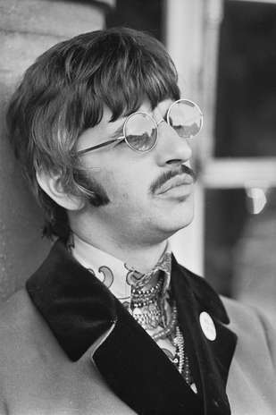 Richard Henry Parkin Starkey Jr o más conocido como Ringo Starr, el mítico baterista de los Beatles hoy cumple 72 años de edad y una nueva cifra en el mundo de la música. El famoso artista celebra su nuevo año en medio de la promoción de su último álbum, siempre centrado en su carrera como solista. Acà te dejamos algunas de las imágenes más reconocidas del que fue uno de los integrantes de la banda más influyentes en la historia de la música. Foto: getty
