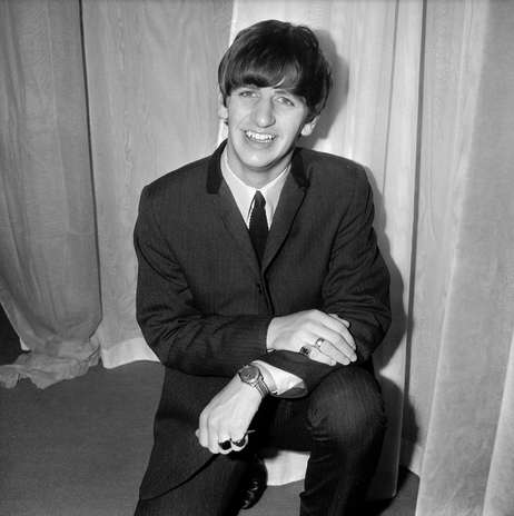 Richard Henry Parkin Starkey Jr o más conocido como Ringo Starr, el mítico baterista de los Beatles hoy cumple 72 años de edad y una nueva cifra en el mundo de la música. El famoso artista celebra su nuevo año en medio de la promoción de su último álbum, siempre centrado en su carrera como solista. Acà te dejamos algunas de las imágenes más reconocidas del que fue uno de los integrantes de la banda más influyentes en la historia de la música. Foto: getty