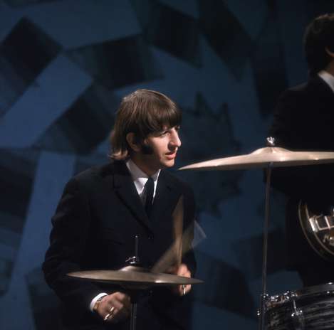 Richard Henry Parkin Starkey Jr o más conocido como Ringo Starr, el mítico baterista de los Beatles hoy cumple 72 años de edad y una nueva cifra en el mundo de la música. El famoso artista celebra su nuevo año en medio de la promoción de su último álbum, siempre centrado en su carrera como solista. Acà te dejamos algunas de las imágenes más reconocidas del que fue uno de los integrantes de la banda más influyentes en la historia de la música. Foto: getty