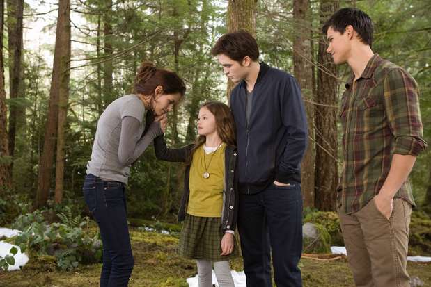 Bella y Edward deciden formar una familia juntos y se convierten en padres de la pequeña Renesmee pero... ¿Su amor será por siempre? Foto: Summit Entertainment