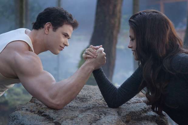 Bella y Edward deciden formar una familia juntos y se convierten en padres de la pequeña Renesmee pero... ¿Su amor será por siempre? Foto: Summit Entertainment