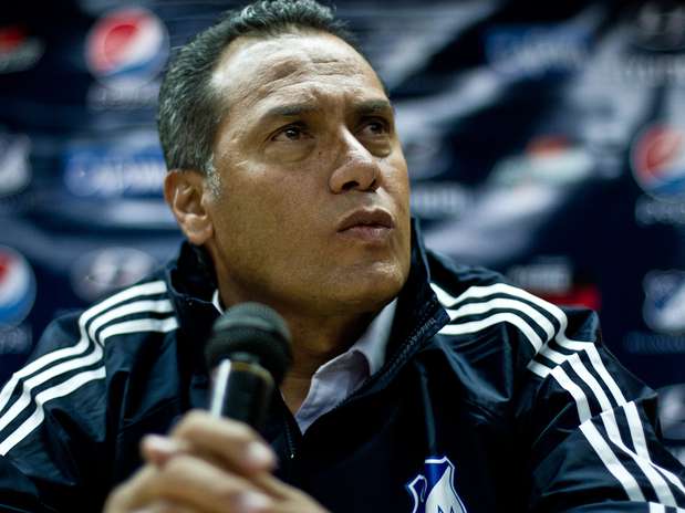 El nuevo técnico de Millonarios, Hernán Torres, fue presentado oficialmente por el presidente del equipo 'embajador' y de entrada dejó claras sus intenciones con el equipo de Bogotá. Firmó contrato a término indefinido Foto: David Felipe Rincón / Terra