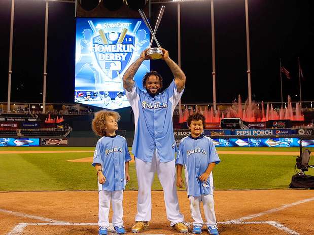 Prince Fielder, primera base de los Tigres de Detroit, celebra con sus hijos su triunfo en el "Derby de Jonrones". Foto: Jamie Squire / Getty Images