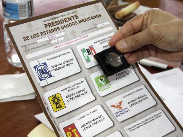 Dos personas que fungirían como representantes de casilla del PRI describieron ante notario algunas de las funciones encomendadas por operadores tricolores, a cambio de las cuales recibieron una tarjeta Monex como compensación por sus servicios en el proceso electoral. Dos personas que fungirían como representantes de casilla del PRI describieron ante notario algunas de las funciones encomendadas por operadores tricolores, a cambio de las cuales recibieron una tarjeta Monex como compensación por sus servicios en el proceso electoral.