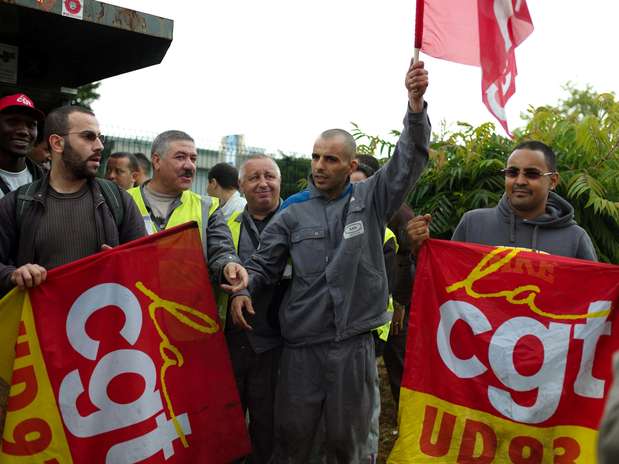Trabajadores de PSA Peugeot-Citroën protestan frente a la fábrica en Aulnay-sous-Bois el 12 de julio del 2012 contra el plan de la fábrica de eliminar 8.000 empleos en Francia.  Foto: Thibault Camus / AP
