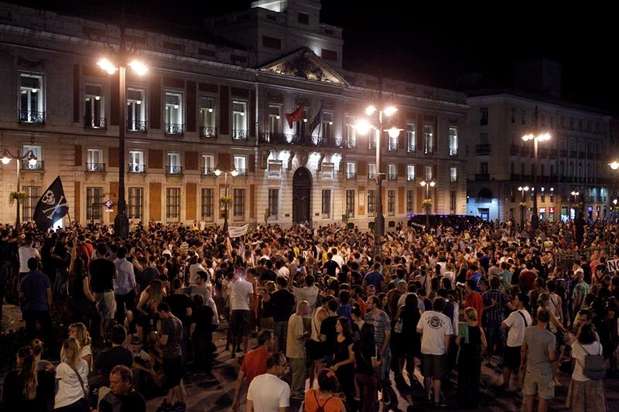 Varios cientos de personas se concentraron en la madrugada del sábado en la Puerta del Sol en contra de los nuevos recortes aprobados por el Gobierno.