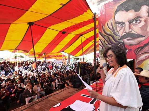 La mesa de la convención fue presidida por Guadalupe Carrasco, "La Pita", de la Facultad de Ciencias Políticas de la UNAM. Foto: Óscar Mireles / Reforma La mesa de la convención fue presidida por Guadalupe Carrasco, "La Pita", de la Facultad de Ciencias Políticas de la UNAM. Foto: Óscar Mireles / Reforma