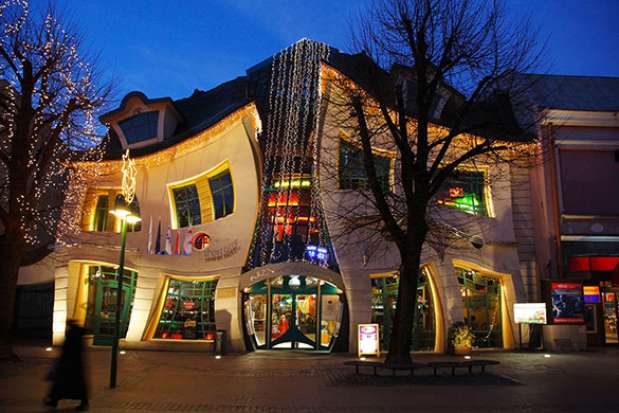 La casa torcida (Krzywy Domek en polaco) es una pieza arquitectónica inusual que se encuentra en la calle Monte Cassino en Sopot, Polonia. Fue construida en 2004 y diseñada por Szotyscy Zaleski. Las ilustraciones de cuentos de hadas y los dibujos de Jan Marcin Szancer y Per Dahlberg fueron la inspiración del arquitecto polaco. Tiene una superficie de 400 metros cuadrados y alberga restaurantes, cafeterías y tiendas. El efecto mágico que tiene atrae a miles de turistas por año. Foto: web