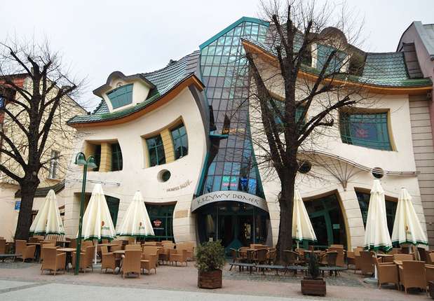 La casa torcida (Krzywy Domek en polaco) es una pieza arquitectónica inusual que se encuentra en la calle Monte Cassino en Sopot, Polonia. Fue construida en 2004 y diseñada por Szotyscy Zaleski.  Las ilustraciones de cuentos de hadas y los dibujos de Jan Marcin Szancer y Per Dahlberg fueron la inspiración del arquitecto polaco. Tiene una superficie de 400 metros cuadrados y alberga restaurantes, cafeterías y tiendas. El efecto mágico que tiene atrae a miles de turistas por año. Foto: web