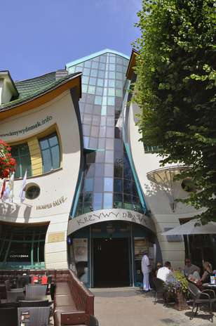 La casa torcida (Krzywy Domek en polaco) es una pieza arquitectónica inusual que se encuentra en la calle Monte Cassino en Sopot, Polonia. Fue construida en 2004 y diseñada por Szotyscy Zaleski.  Las ilustraciones de cuentos de hadas y los dibujos de Jan Marcin Szancer y Per Dahlberg fueron la inspiración del arquitecto polaco. Tiene una superficie de 400 metros cuadrados y alberga restaurantes, cafeterías y tiendas. El efecto mágico que tiene atrae a miles de turistas por año. Foto: web