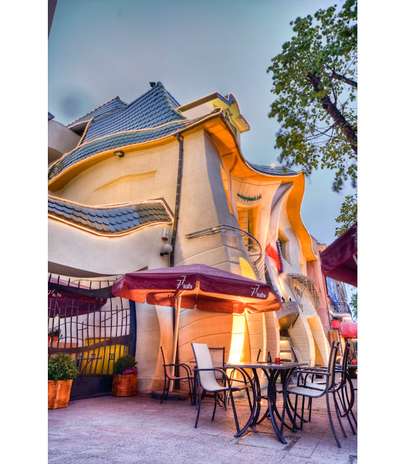 La casa torcida (Krzywy Domek en polaco) es una pieza arquitectónica inusual que se encuentra en la calle Monte Cassino en Sopot, Polonia. Fue construida en 2004 y diseñada por Szotyscy Zaleski. Las ilustraciones de cuentos de hadas y los dibujos de Jan Marcin Szancer y Per Dahlberg fueron la inspiración del arquitecto polaco. Tiene una superficie de 400 metros cuadrados y alberga restaurantes, cafeterías y tiendas. El efecto mágico que tiene atrae a miles de turistas por año. Foto: web
