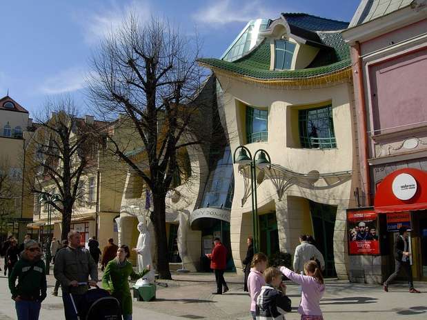 La casa torcida (Krzywy Domek en polaco) es una pieza arquitectónica inusual que se encuentra en la calle Monte Cassino en Sopot, Polonia. Fue construida en 2004 y diseñada por Szotyscy Zaleski.  Las ilustraciones de cuentos de hadas y los dibujos de Jan Marcin Szancer y Per Dahlberg fueron la inspiración del arquitecto polaco. Tiene una superficie de 400 metros cuadrados y alberga restaurantes, cafeterías y tiendas. El efecto mágico que tiene atrae a miles de turistas por año. Foto: web