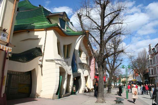 La casa torcida (Krzywy Domek en polaco) es una pieza arquitectónica inusual que se encuentra en la calle Monte Cassino en Sopot, Polonia. Fue construida en 2004 y diseñada por Szotyscy Zaleski.  Las ilustraciones de cuentos de hadas y los dibujos de Jan Marcin Szancer y Per Dahlberg fueron la inspiración del arquitecto polaco. Tiene una superficie de 400 metros cuadrados y alberga restaurantes, cafeterías y tiendas. El efecto mágico que tiene atrae a miles de turistas por año. Foto: web