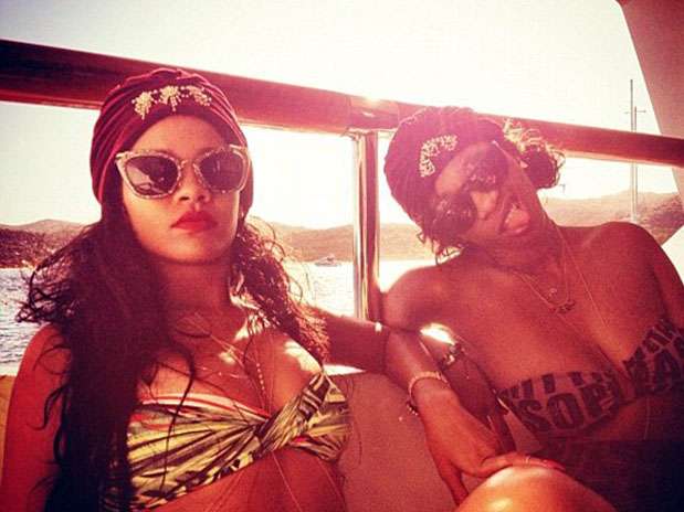 Para no estar tan aburrida se llevó a varias amigas. Foto: Twitter/Rihanna