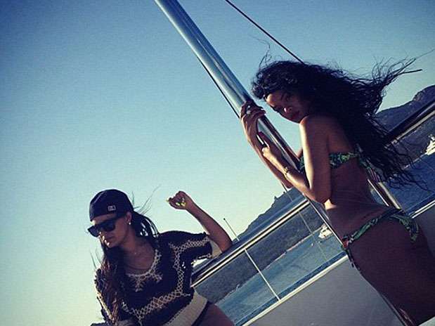 Ri-Ri estuvo bailando muy sexy con un traje de baño estampado verde. Foto: Twitter/Rihanna