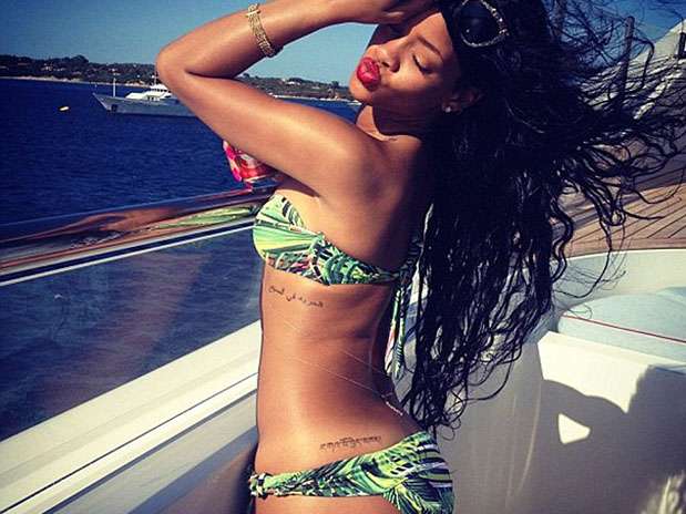 En un lujoso yate, Rihanna decidió escaparse de las presiones producidas luego de la intensa promocion de su disco "That Talk That", a la isla italiana de Cerdeña Porto Cervo.  Foto: Twitter/Rihanna