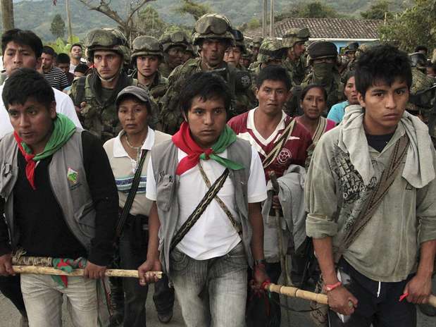 Indigenous residents escort Colombian soldiers to deliver them to authorities in Caldono in the province of Cauca July 18, 2012. Colombian security forces clashed on Wednesday with indigenous activists who stormed a hill-top military base in the volatile south as critics lambasted President Juan Manuel Santos for failing to protect troops. An indigenous leader in a neighboring municipality told local media that residents had surrounded at least 30 soldiers after one person was killed at a checkpoint. REUTERS/Jaime Saldarriaga  (COLOMBIA - Tags: CIVIL UNREST MILITARY) Foto: JAIME SALDARRIAGA / REUTERS