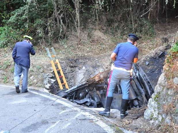 Los 'Carabinieri' recogen los restos del coche. Foto: Terra Los 'Carabinieri' recogen los restos del coche. Foto: Terra