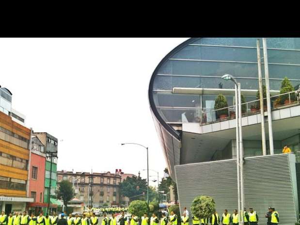 Tuiteros reportan cerco de seguridad alrededor de Televisa 26 de julio de 2012