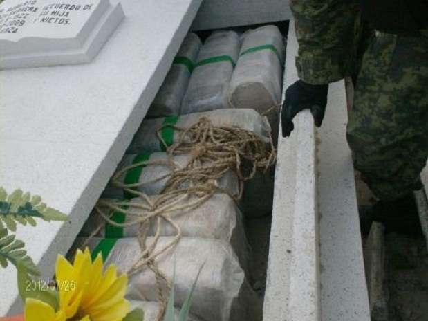 El personal castrense localizó al interior de unas lápidas, 241 paquetes de marihuana, con un peso total de dos toneladas 241 kilos 300 gramos. Foto: Cortesía Sedena