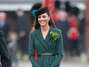 Kate Middleton encabeza la lista de Las mejor vestidas del año según la revista Vanity Fair. El día de San Patricio llevó este abrigo verde botella con cinturón de Emilia Wickstead y la cabeza cubierta con un tocado conocido como 'Betty Boop' de color marrón. Foto: Gtres Kate Middleton encabeza la lista de Las mejor vestidas del año según la revista Vanity Fair. El día de San Patricio llevó este abrigo verde botella con cinturón de Emilia Wickstead y la cabeza cubierta con un tocado conocido como 'Betty Boop' de color marrón. Foto: Gtres