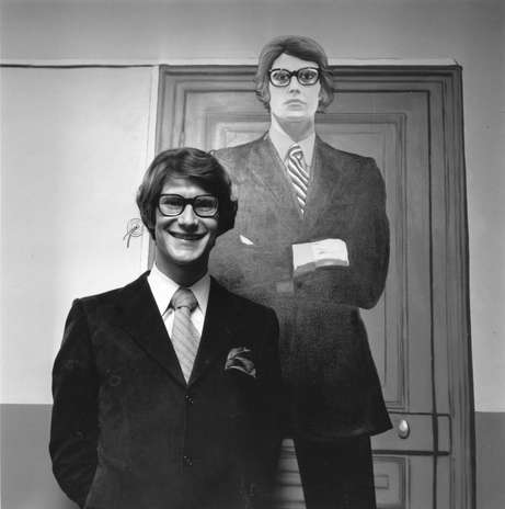Un 1 de agosto de 1936 nació uno de los diseñadores más emblemáticos del mundo de la moda: Yves Saint Laurent, quien gracias a su talento logró ganarse un lugar en una de las industrias más competitivas. Sus diseños han vestido a primeras damas, celebridades y mujeres poderosas de todo el planeta. Podría decirse que casi no hay mujer en el mundo que no anhele tener una prenda YSL. Por esta razón hemos decidido recopilar algunas de sus frases más importantes. ¡No te las pierdas! Foto: Getty Images