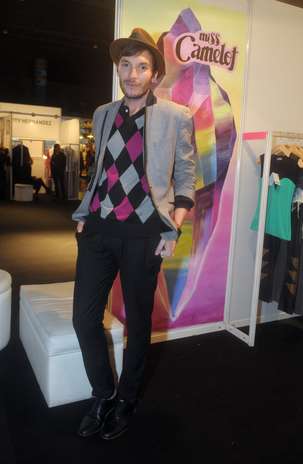 La moda en el Buenos Aires Fashion Week no está solamente sobre las pasarelas y luciéndose en los cuerpos de las modelos. Los visitantes se producen especialmente para la ocasión porque saben que van a un evento donde los ojos de todos y todas están puestos en la ropa. Terra estuvo ahí para mostrarte los outfits más divertidos y los más estrafalarios. Foto: Daniela Amdan / Terra