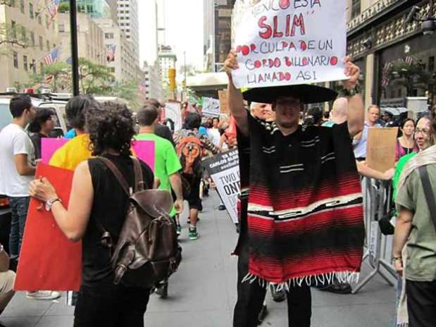 Un manifestante porta una pancarta en la que culpa a Slim de la pobreza en México jugando con el apellido del empresario. Foto: Rafael Mathus Ruiz / Reforma Un manifestante porta una pancarta en la que culpa a Slim de la pobreza en México jugando con el apellido del empresario. Foto: Rafael Mathus Ruiz / Reforma