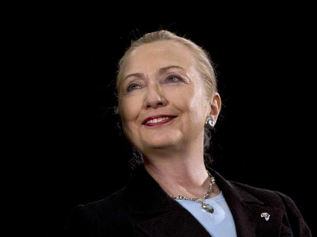 La secretaria de Estado norteamericana Hillary Rodham Clinton concluye su discurso en la Universidad del Cabo Occidental el miércoles 8 de agosto del 2012, en Ciudad del Cabo,  Sudáfrica.  Foto: Jacquelyn Martin, Pool / AP