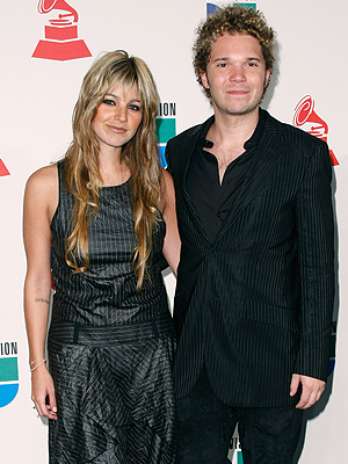 Durante el año 2007, Juanes se vio involucrado sentimentalmente con la actriz y modelo Johanna Bahamón y, aunque se empeñaron en negarlo todo, varias fotografías demostraban lo contrario. En ese tiempo el cantante ya tenía una relación con la actriz Karen Martínez y Bahamón había terminado su relación con Andrés Cabas, con quien luego volvió, se casó y tuvo un hijo. Johanna y Cabas se separaron y Juanes sigue casado con Karen. Foto: Getty Images