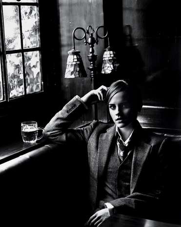 Masculina femineidad, por Ralph Lauren. Después de terminar las 8 películas de la saga del mago, en las que su personaje le exigía llevar una abundante melena, apostó a un fuerte cambio de look cortándose el pelo cortísimo. Este corte realza sus rasgos finos y sensuales. Foto: Web