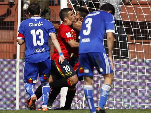 Unión Española golea a la U y le quita invicto en partidazo